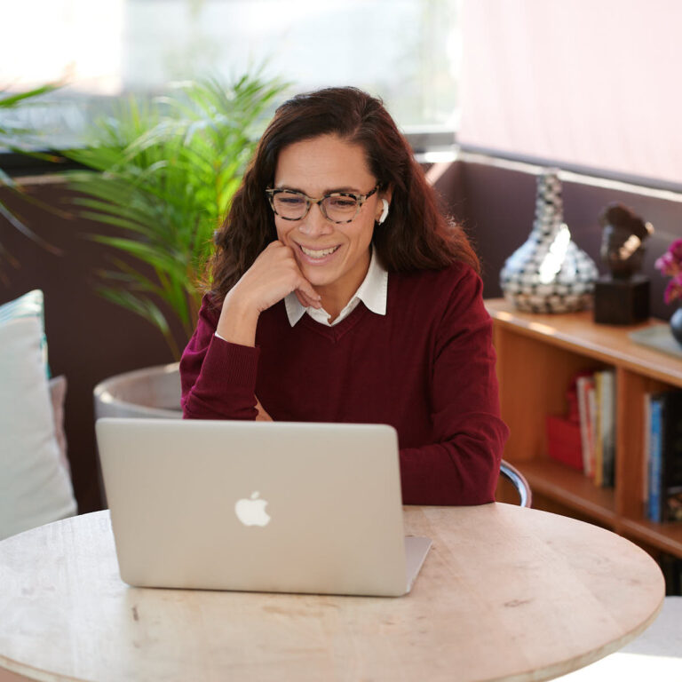 Fluenz Spanish tutor conducting a personalized one-on-one online Spanish immersion session, guiding learners through the most effective intensive Spanish program on Zoom.