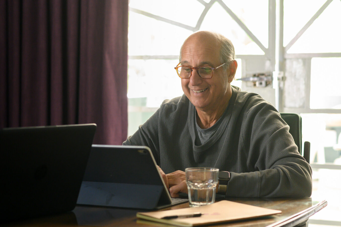 Adult learner participating in the Fluenz Live Online Spanish immersion, engaging in a structured one-on-one session designed for the most effective online Spanish learning.