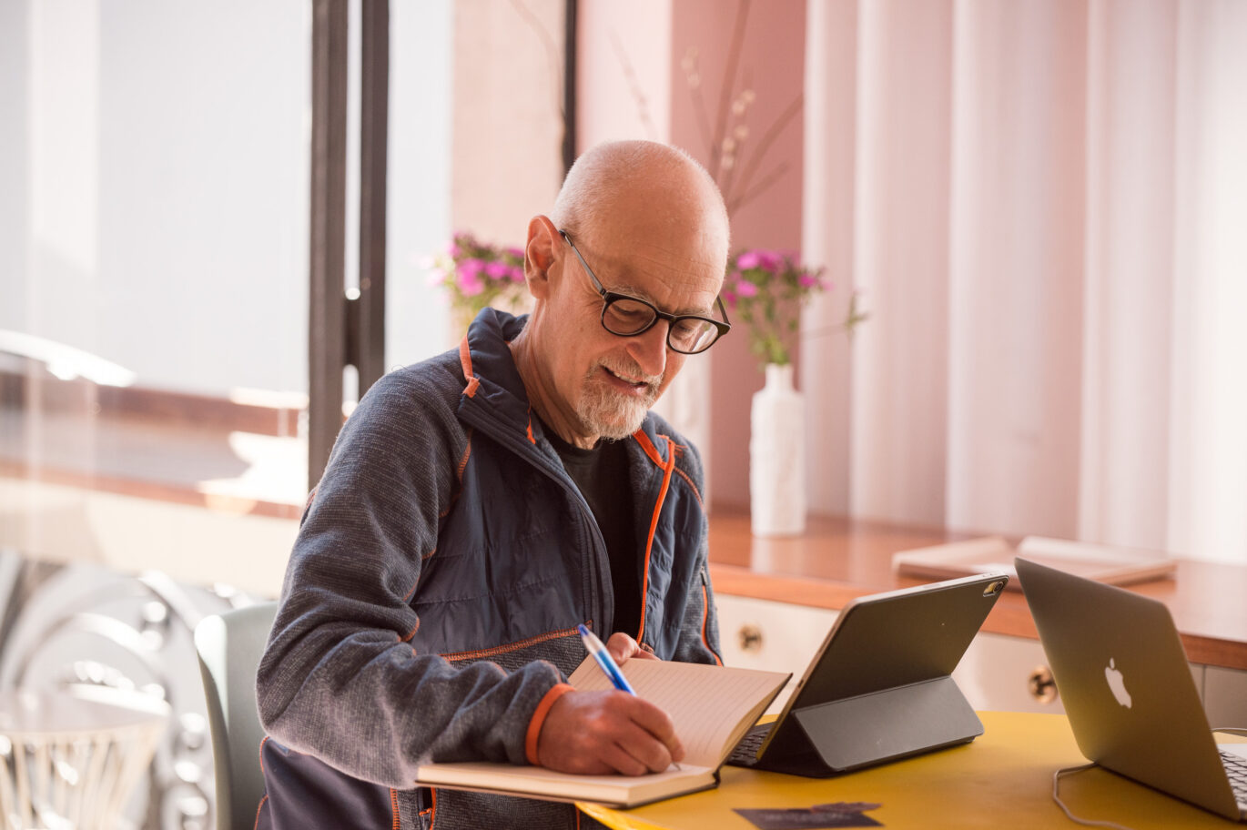 Adult learner taking part in the Fluenz Live Online Spanish immersion, combining one-on-one Zoom sessions with structured practice for the most effective intensive Spanish learning experience.