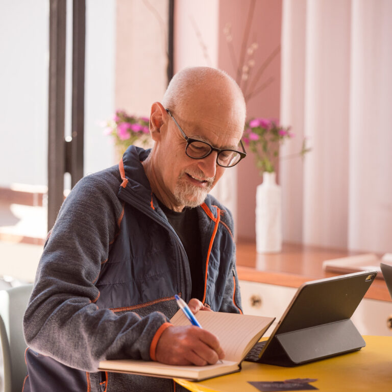 Adult learner taking part in the Fluenz Live Online Spanish immersion, combining one-on-one Zoom sessions with structured practice for the most effective intensive Spanish learning experience.