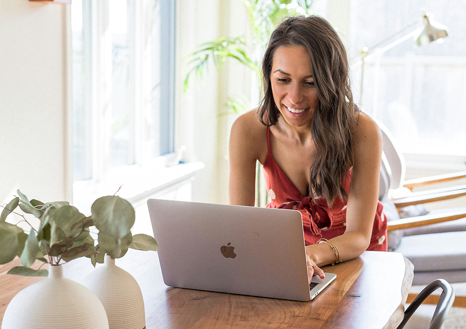 Adult learner practicing one-on-one Spanish during the Fluenz Live Online program, studying intensively on her laptop as part of the most effective structured Spanish course in the world.