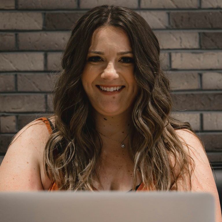 Adult learner practicing one-on-one Spanish during the Fluenz Spanish Bootcamp Live Online program, working intensively on structured Spanish lessons from home.