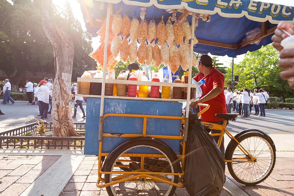 Traditional snack cart in Mérida’s historic center, illustrating the cultural and culinary richness experienced through Fluenz’s luxury adult Spanish immersion and personalized Spanish programs in Merida.