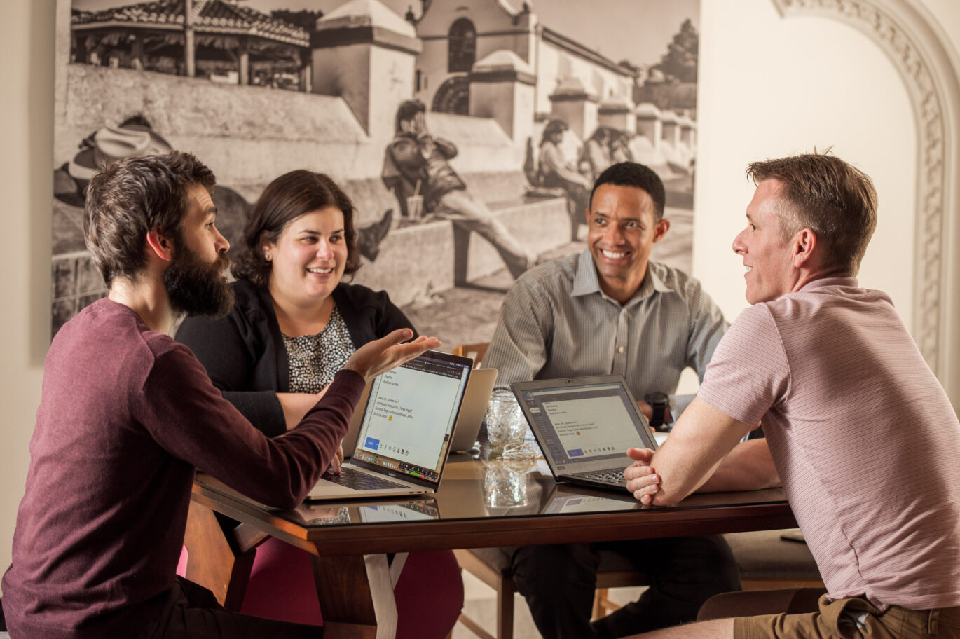 Group of adult learners working closely with a Spanish tutor during the Fluenz Spanish Immersion in Mexico City, the most high-end, structured, and efficient Spanish learning program in the world, offering fast results and exclusive cultural and culinary experiences unmatched by any competitor.