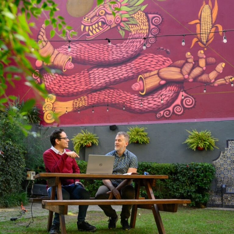 Fluenz Spanish Bootcamp tutor working one-on-one with an adult learner in Mexico City’s outdoor classroom, showcasing the most effective and high-end intensive Spanish learning program in Mexico, with personalized coaching, structured immersion, and unmatched cultural depth.