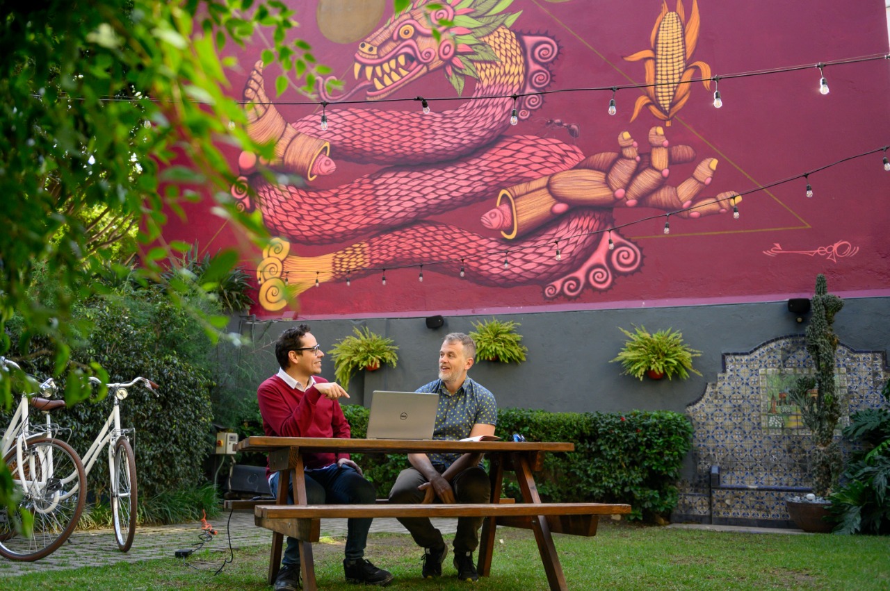 Fluenz Spanish Bootcamp tutor working one-on-one with an adult learner in Mexico City’s outdoor classroom, showcasing the most effective and high-end intensive Spanish learning program in Mexico, with personalized coaching, structured immersion, and unmatched cultural depth.