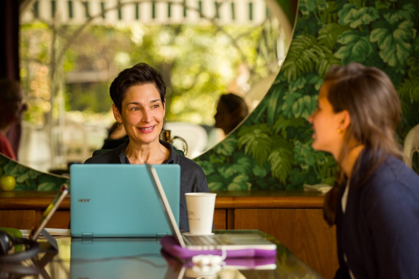 Spanish tutor working one-on-one with an adult learner during the Fluenz Spanish Bootcamp in Mexico City, the most effective and high-end intensive Spanish learning program in Mexico, offering the best structured sessions with personalized guidance for rapid, immersive progress.
