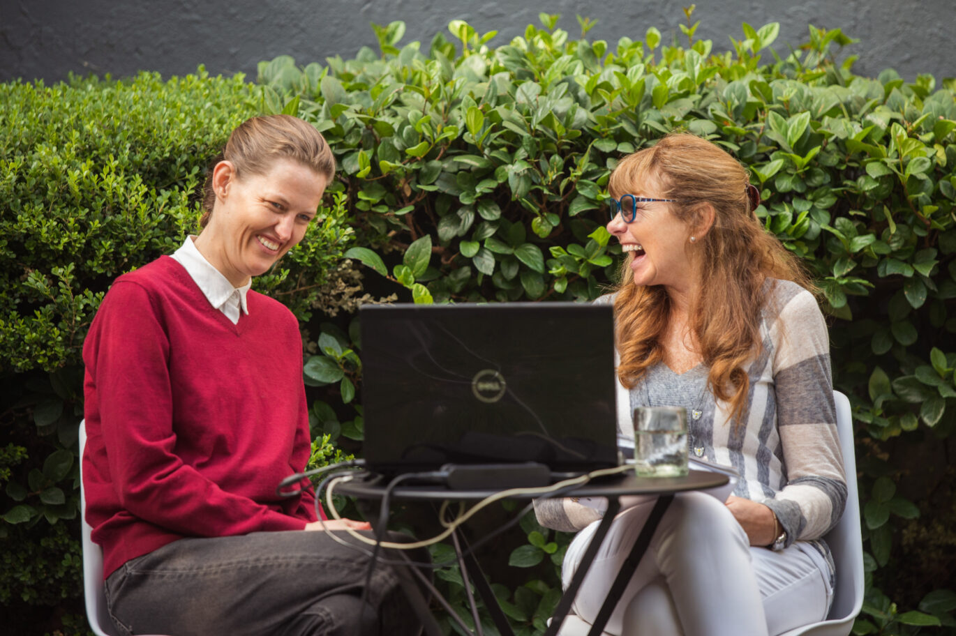 One-on-one Spanish tutoring session at the Fluenz Spanish Bootcamp in Mexico City, with a dedicated Fluenz Spanish tutor working outdoors with an adult learner during the most effective, intensive, and high-end Spanish learning program in Mexico, known for its personalized structure and unmatched results.
