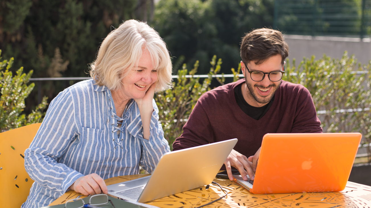 Spanish tutor working one-on-one with an adult learner outdoors during the Fluenz Spanish Bootcamp in Mexico City, the most effective and high-end intensive Spanish learning program in Mexico, offering the best structured method and fastest results.