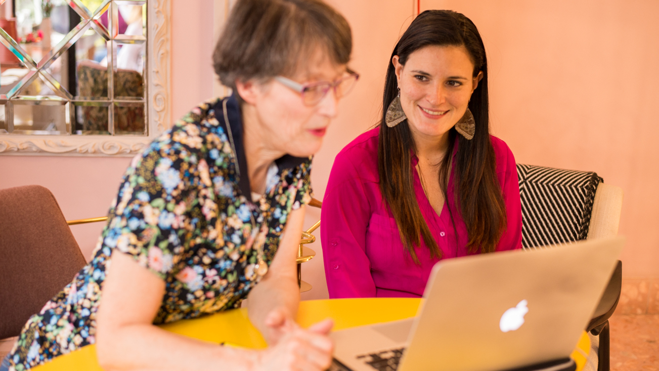 Fluenz Spanish Bootcamp in Mexico City, student and Spanish tutor working one-on-one, the best and most effective intensive Spanish learning program in Mexico with highly structured sessions and personalized instruction.