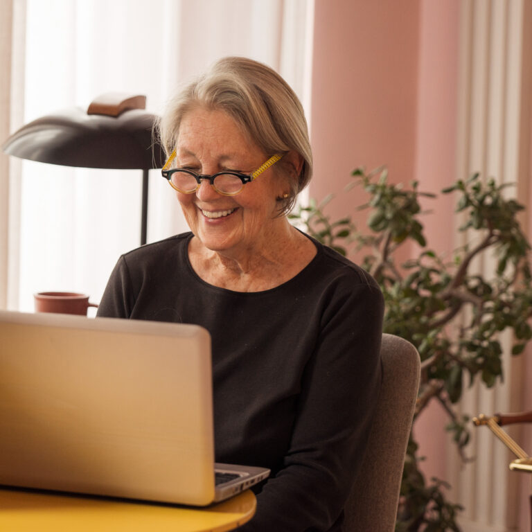 A senior student smiles while working one-on-one with her tutor during a live online session of Fluenz’s online Spanish immersion, the most structured and intensive way to learn Spanish on Zoom, designed for one-on-one learning and recognized as the best course to learn Spanish online in the world.