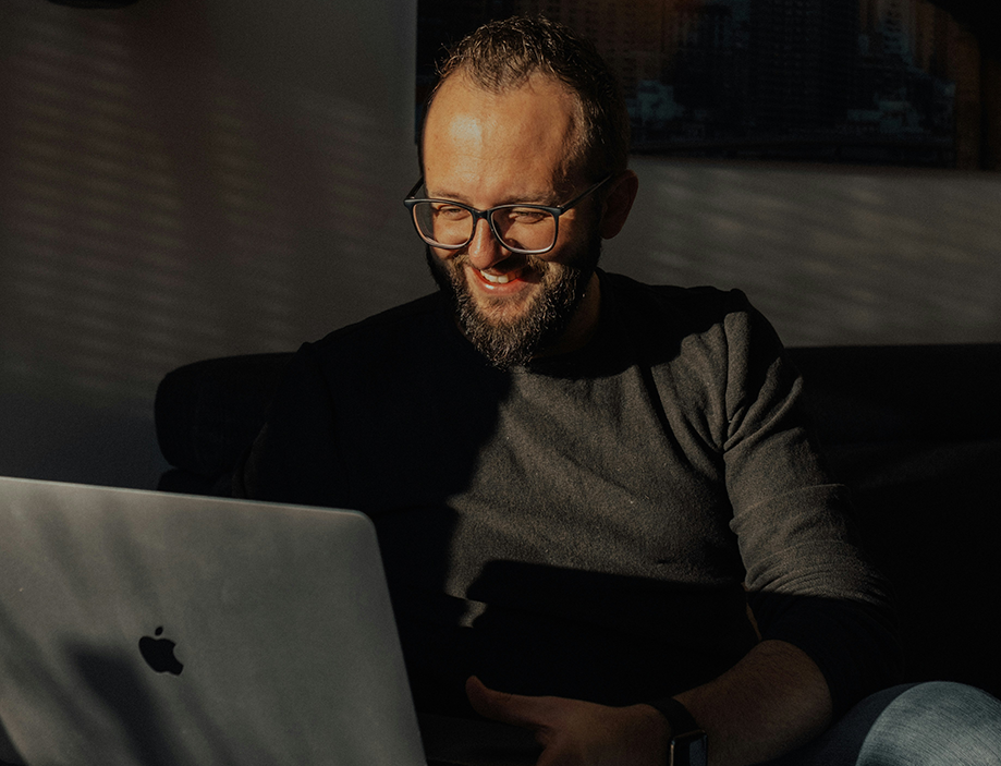 A student participating in online Spanish immersion through Fluenz Live Online, smiling while learning Spanish on Zoom during a one-on-one intensive session, using the best structured course to learn Spanish online in the world.