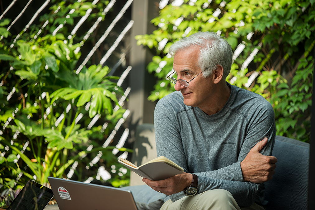 Fluenz Spanish Bootcamp learner reviewing structured Spanish materials during an intensive one-on-one learning program in Mexico City.