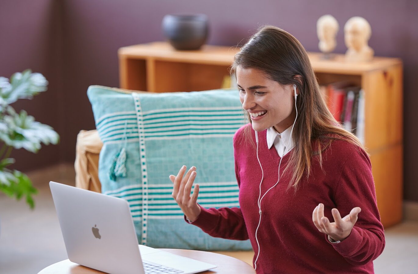 Fluenz Spanish tutor in a burgundy sweater teaching Spanish online through a live video session, guiding learners with personalized one-on-one instruction.