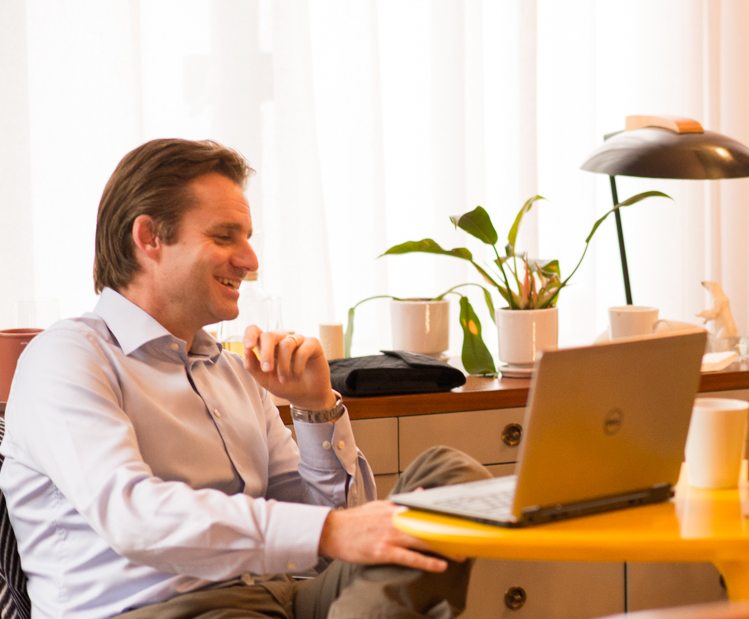 What feedback mechanisms exist in learning Spanish online?