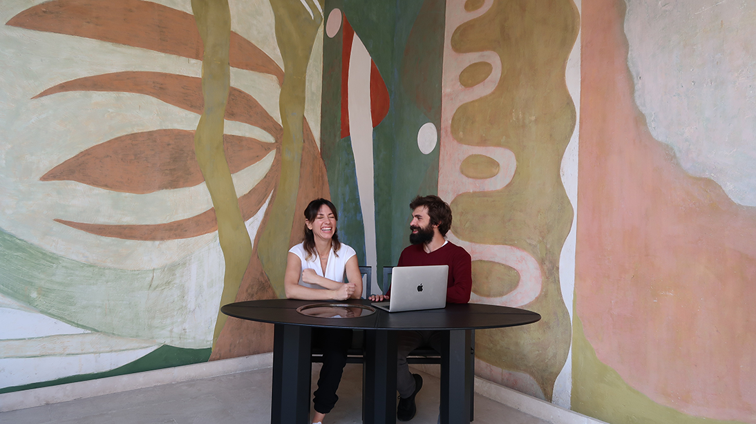 Fluenz founder and Spanish tutor reviewing an adult learner’s progress during a one-on-one online Spanish immersion session, illustrating Fluenz Live Online’s personalized, intensive instruction.