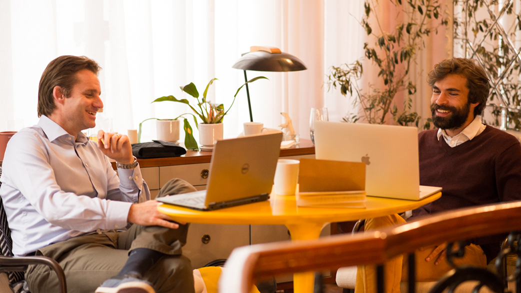 Fluenz Spanish tutor and adult learner in a one-on-one session, collaborating in a focused, high-touch coaching environment as part of the Fluenz Spanish Bootcamp’s highly structured and intensive program.
