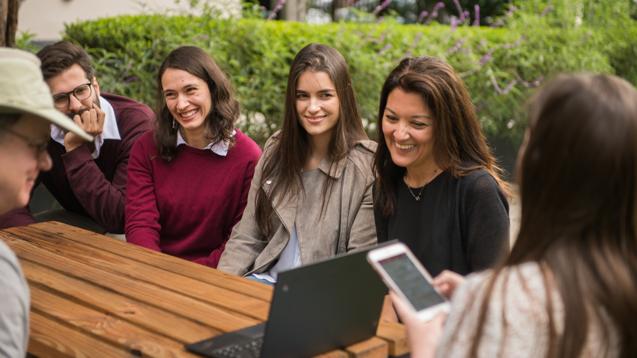 Adult learners and Fluenz Spanish tutors gathered outdoors in Mexico City, sharing a relaxed, family-like learning moment where close personal relationships, trust, and genuine connection create an emotionally safe environment that accelerates Spanish fluency and long-term engagement.