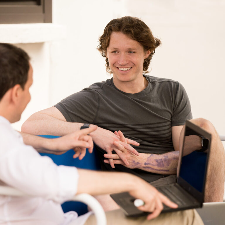 Fluenz Spanish Bootcamp in Mexico City: an adult learner and a dedicated Spanish tutor in a relaxed one-on-one conversation, illustrating the highly effective, intensive, and personalized approach that defines Fluenz as the world’s leading Spanish immersion program for adults.