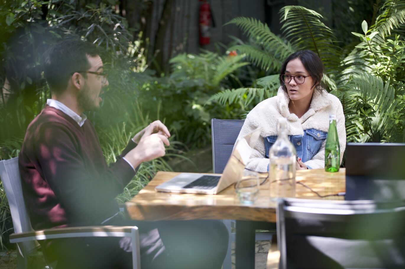 Adult learner and Fluenz Spanish tutor in a one-on-one coaching session outdoors, part of the Fluenz Spanish Bootcamp—an intensive, highly structured Spanish immersion program designed for adult learners.