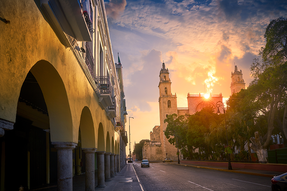 Mérida historic center at sunset, reflecting the cultural and architectural backdrop of the Fluenz Spanish Immersion program with integrated Yucatecan culinary experiences.