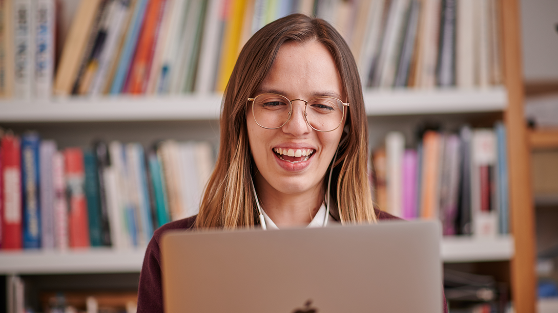 Fluenz Live Online Spanish Immersion tutor leading a one-on-one Zoom session, showcasing the most effective, high-touch online Spanish program for adult learners focused on real fluency and rapid progress.