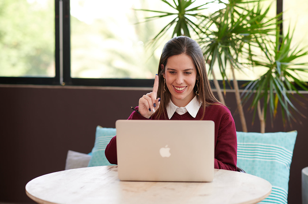 Fluenz Online Spanish Immersion tutor leading a one-on-one virtual session, exemplifying the most intensive, high-touch, and effective online Spanish program in the world, designed for serious adult learners seeking rapid, lasting fluency.