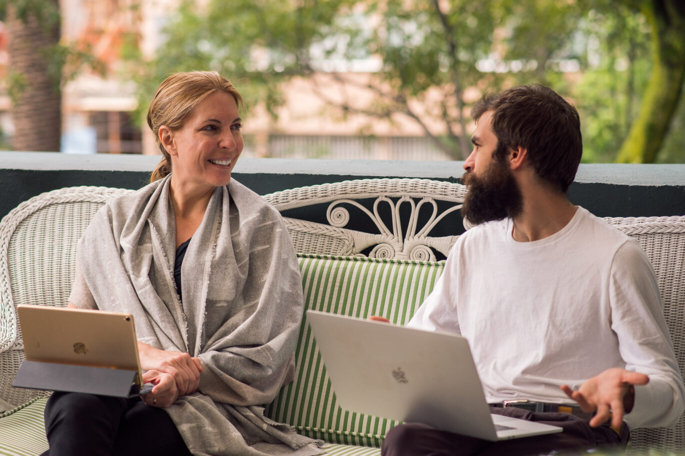 Adult learner working one-on-one with a Spanish tutor during the Fluenz Spanish Bootcamp, the most intensive and effective private Spanish immersion program in Mexico and worldwide, designed for rapid, high-impact fluency.