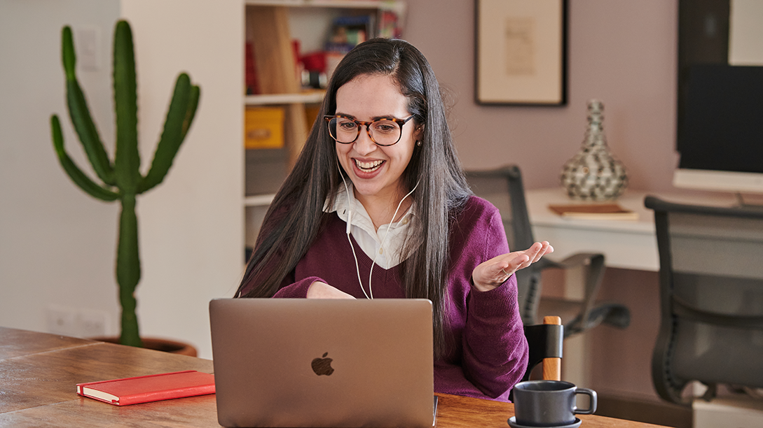 Spanish tutor teaching a one-on-one session as part of the Fluenz Online Spanish Immersion, a high-touch, intensive program designed for fast, effective Spanish fluency for adult learners.