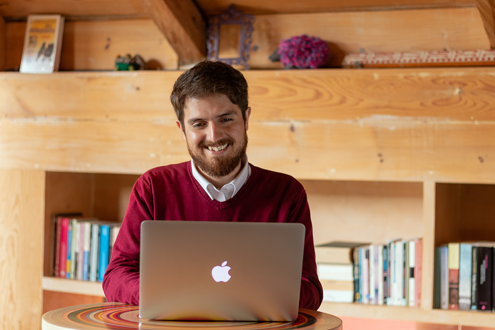 How do Spanish tutors coordinate to improve learning Spanish online?