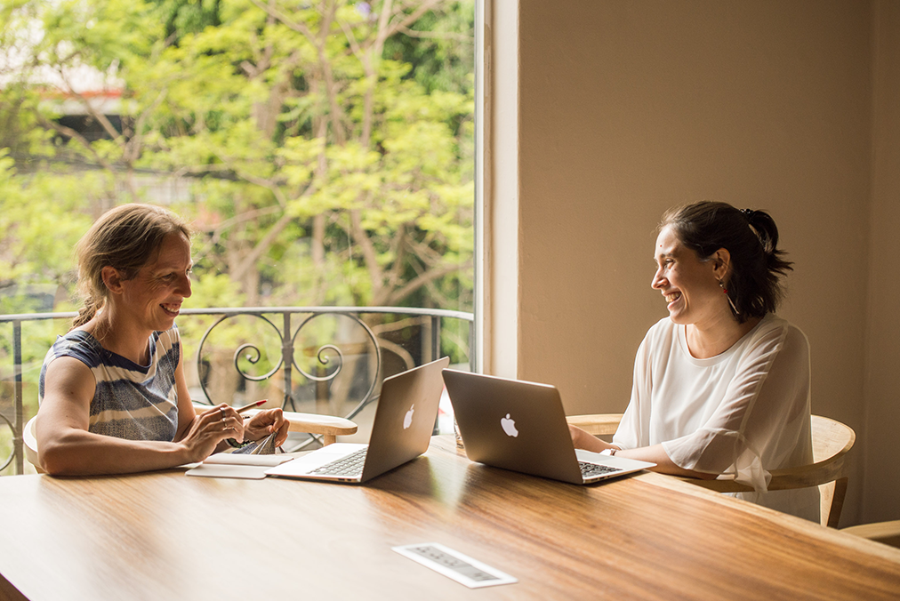 One-on-one Spanish coaching between an adult learner and a Fluenz tutor during the Fluenz Spanish Bootcamp, an intensive, personalized immersion program designed for rapid, high-level fluency.