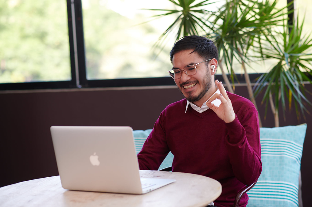 A Fluenz Spanish tutor leading a one-on-one Live Online session, part of an elite team delivering high-touch, personalized Spanish immersion for adult learners worldwide.