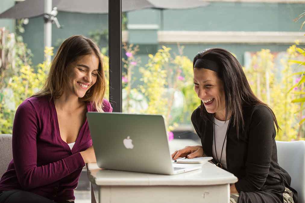 Which intensive Spanish course in Mexico includes lifetime digital access?