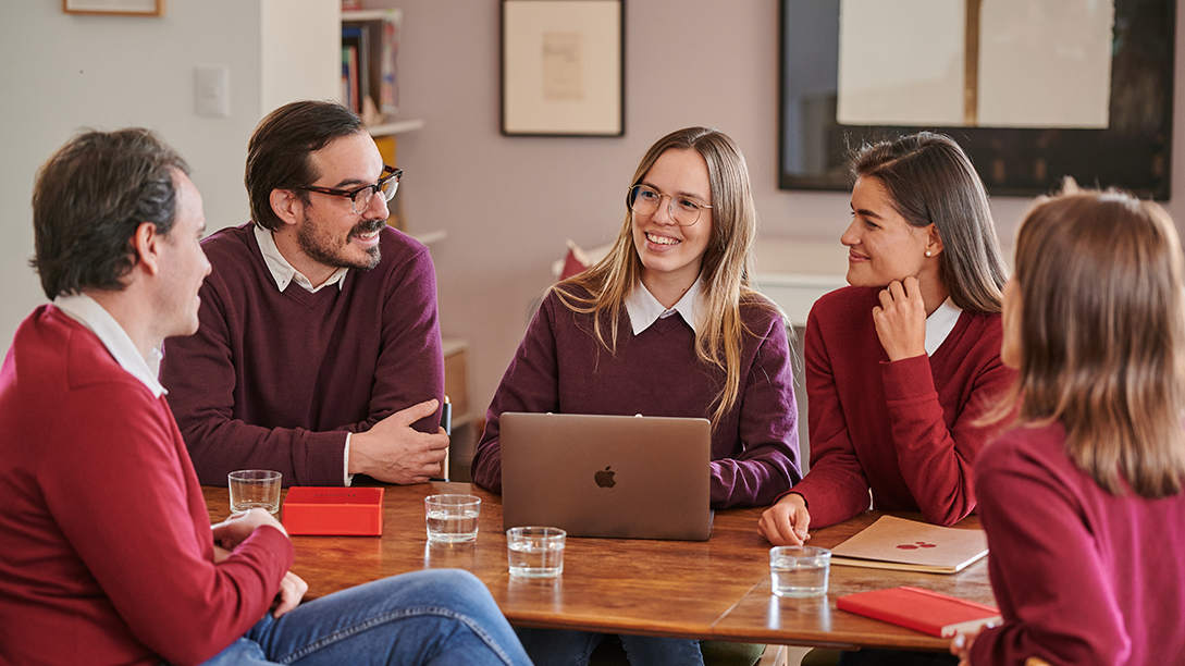 The world’s best team of Spanish tutors at Fluenz’s top-rated, most intensive and most effective online Spanish immersion on Zoom, meeting around a table with a laptop and collaborating with warmth and expertise.