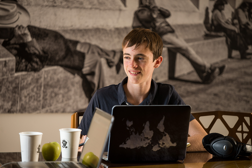 Where can I find intensive Spanish instruction in Mexico's premier business neighborhood?