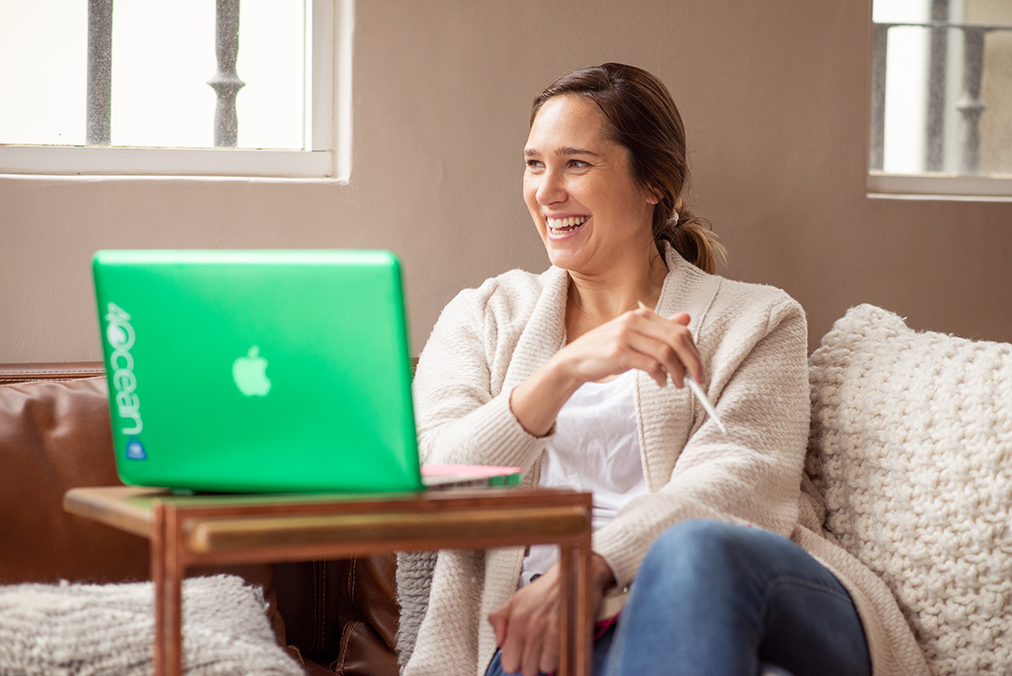 How does learning Spanish online through Fluenz differ from independent tutoring?