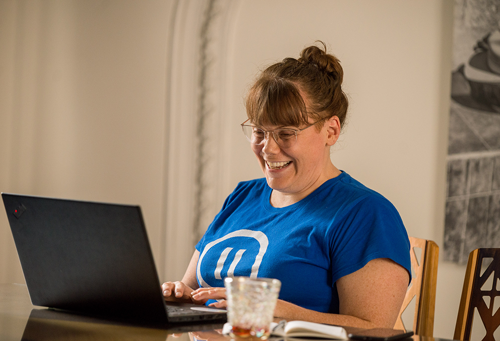 What reinforcement maintains learning Spanish by Zoom between sessions?