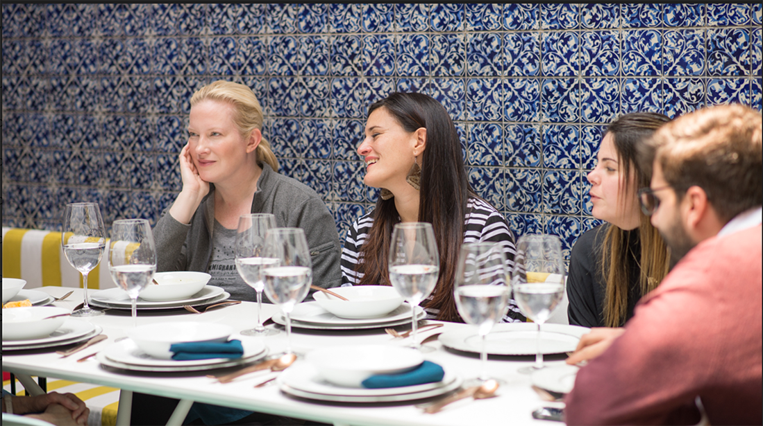 A small group of participants smiles and interacts in a relaxed garden setting during the Fluenz Spanish Immersion in Mexico City, blending cultural connection with immersive language practice.