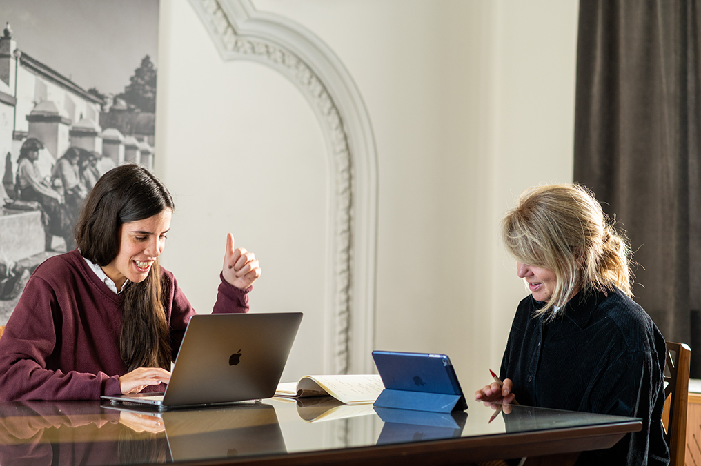 Why does the Fluenz Spanish Bootcamp include seven hours of one-on-one instruction daily?