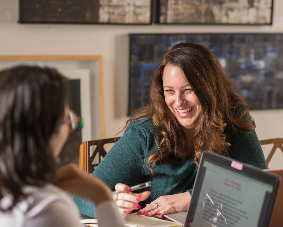 Adult learner sharing a conversation with a Fluenz Spanish tutor during a one-on-one session at the Fluenz Miami Spanish Bootcamp.