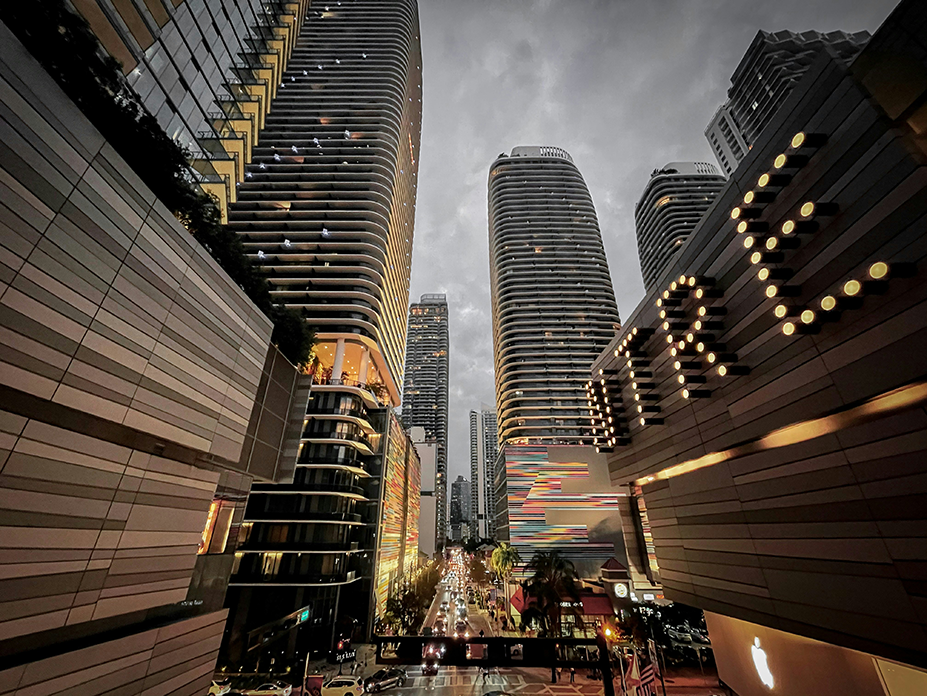 Modern skyline and city lights in downtown Miami at dusk, capturing the urban atmosphere surrounding the Fluenz Miami Spanish Bootcamp.