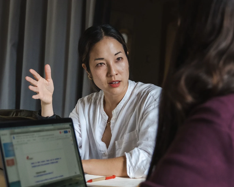 Adult learner participating in a personalized one-on-one session with a Fluenz Spanish tutor during the Fluenz Miami Spanish Bootcamp.