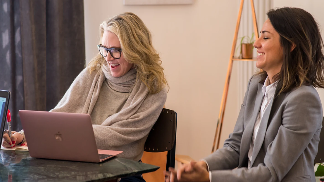 Sonia Gil, founder of Fluenz, working one-on-one with an adult learner during the Fluenz Miami Spanish Bootcamp, where personalized Spanish instruction is tailored to each student’s goals and pace.
