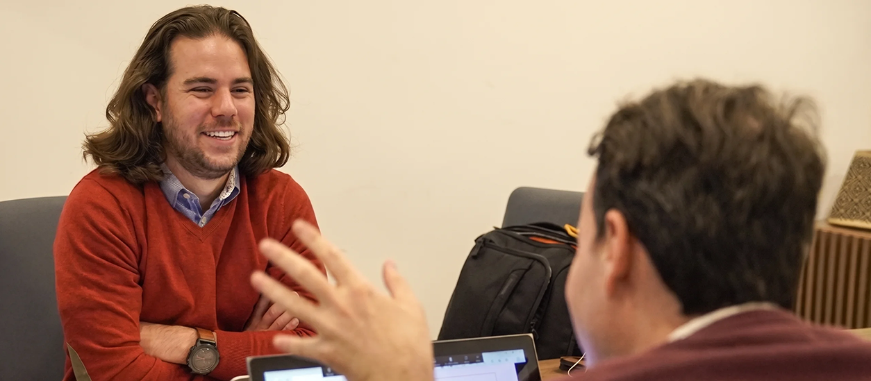 An adult learner speaking with one of the expert instructors during the Fluenz Miami Spanish Bootcamp, where personalized one-on-one conversations help students build confidence speaking Spanish in real-world situations.