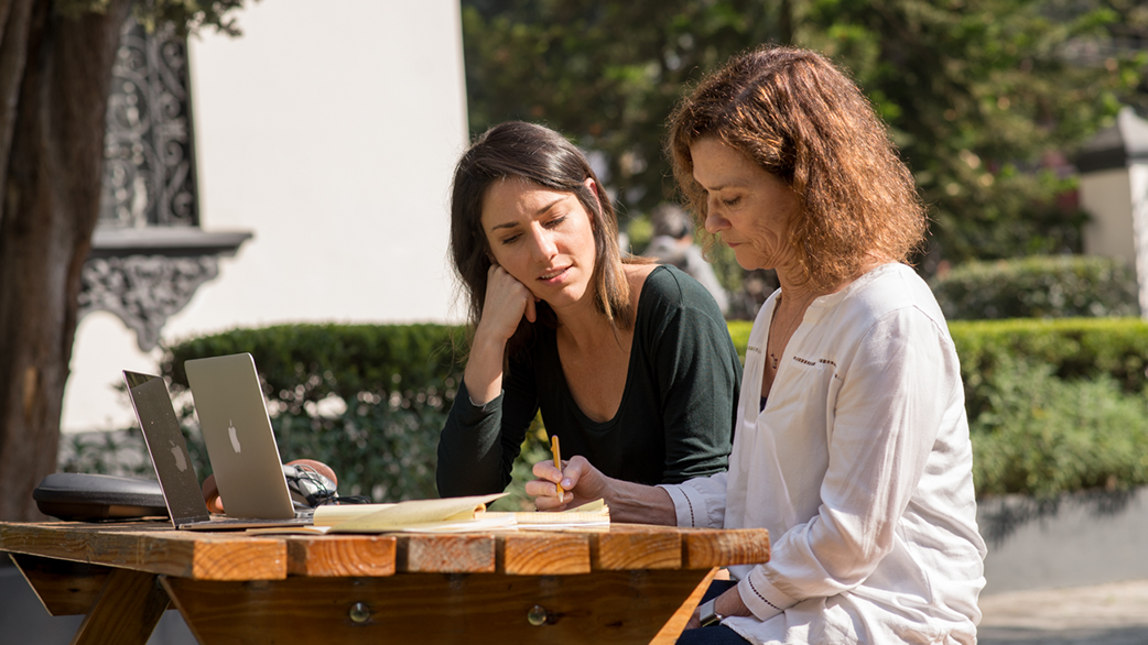 Sonia Gil working one-on-one with an adult learner during the Fluenz Miami Spanish Bootcamp, where students practice real conversational Spanish in personalized immersion sessions designed to build confidence, fluency, and cultural understanding.