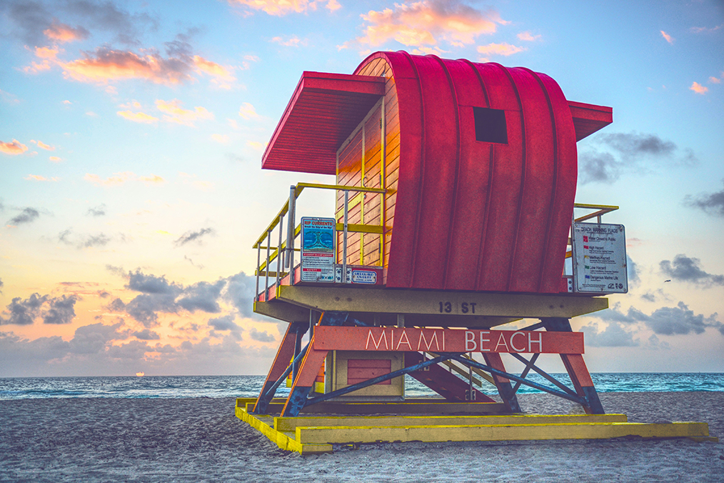 Iconic lifeguard tower on Miami Beach during the Fluenz Miami Spanish Bootcamp, where adult learners experience intensive Spanish conversation practice in one of the most vibrant bilingual cities in the world.