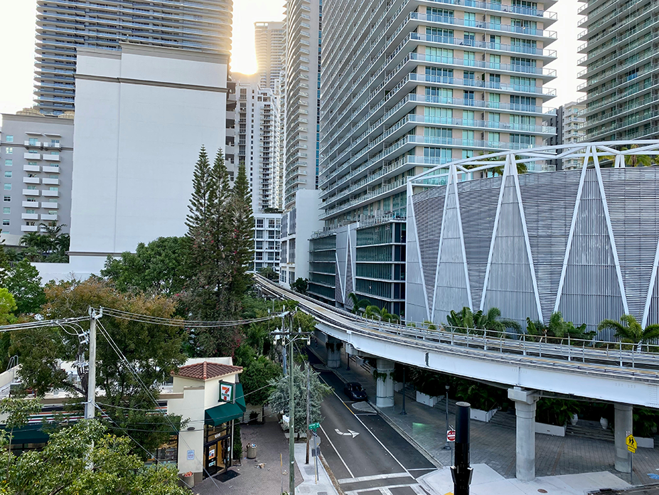 View of the Metromover in downtown Miami during the Fluenz Miami Spanish Bootcamp, where adult learners experience Spanish in a dynamic bilingual city while exploring neighborhoods, culture, and everyday life beyond the classroom.