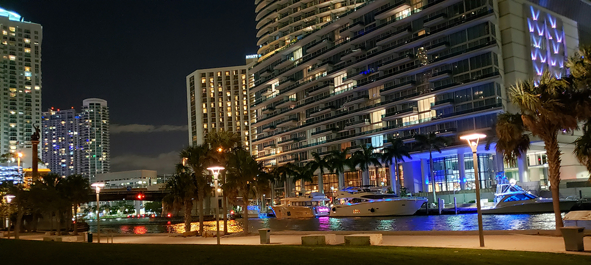 Night view of Brickell and the bayfront during the Fluenz Miami Spanish Bootcamp, where adult learners practice Spanish in the heart of one of the most international and bilingual neighborhoods in the United States.