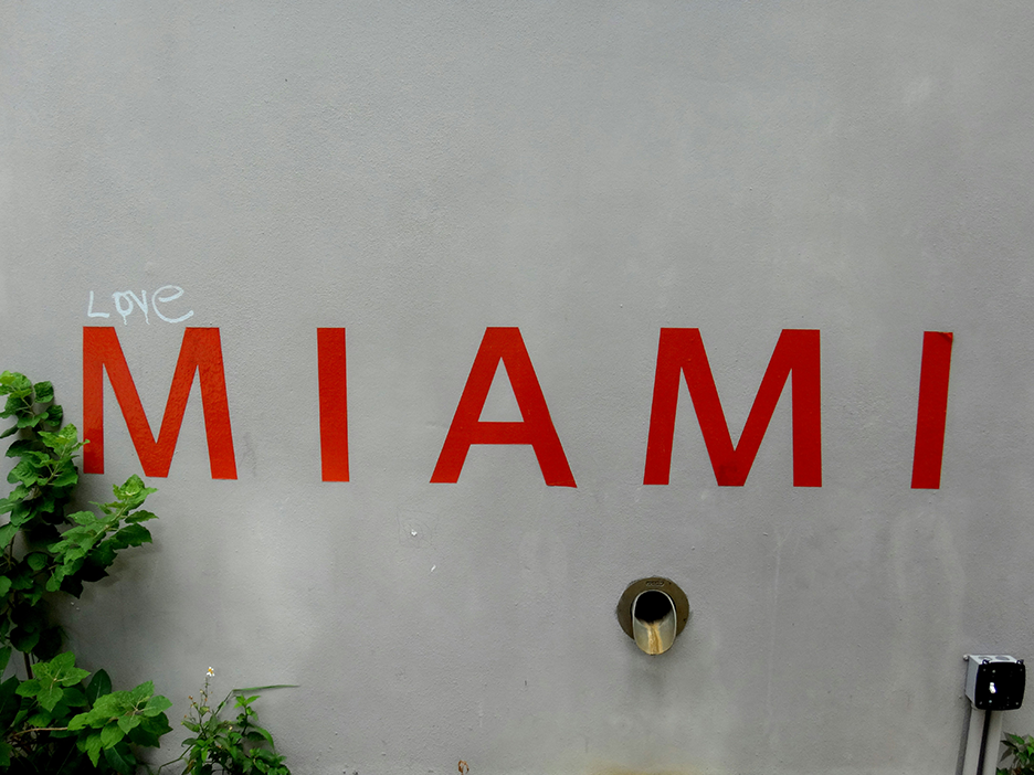 Miami sign in downtown Miami during the Fluenz Miami Spanish Bootcamp, where adult learners practice Spanish in one of the most vibrant bilingual cities in the United States.