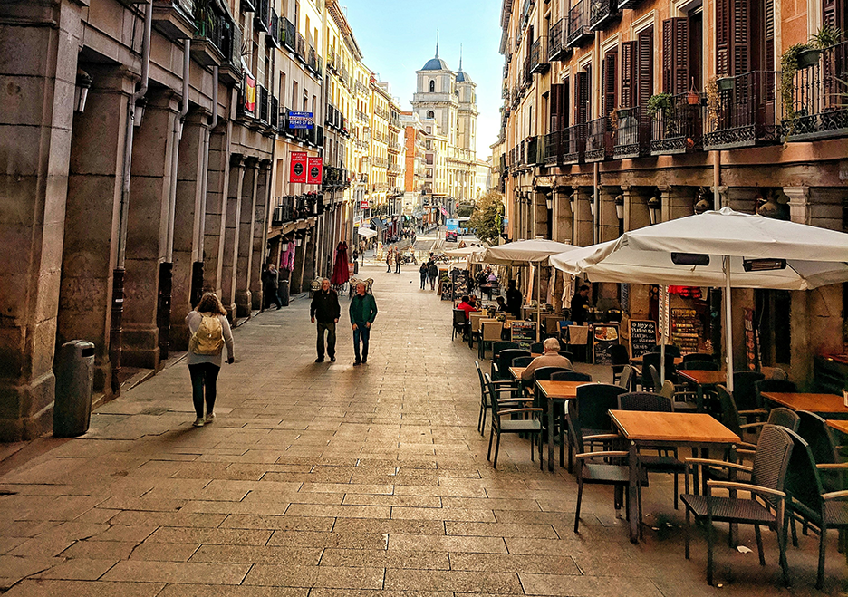 Historic street in Madrid during the Fluenz Spanish Immersion in Madrid, where adult learners practice Spanish while exploring local neighborhoods, cafés, and the everyday culture of the city.